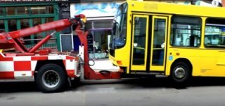 Эвакуация автобуса спецтехникой
