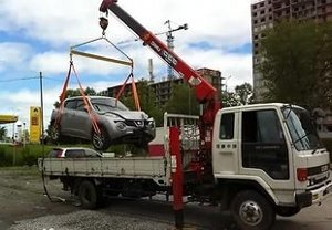 Эвакуатор с краном-манипулятором, красным