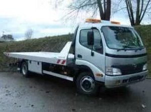 Эвакуатор серебристого цвета